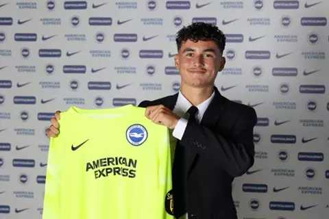 نجل أسطورة مانشستر يونايتد يبدأ مشواره الاحترافي مع برايتون